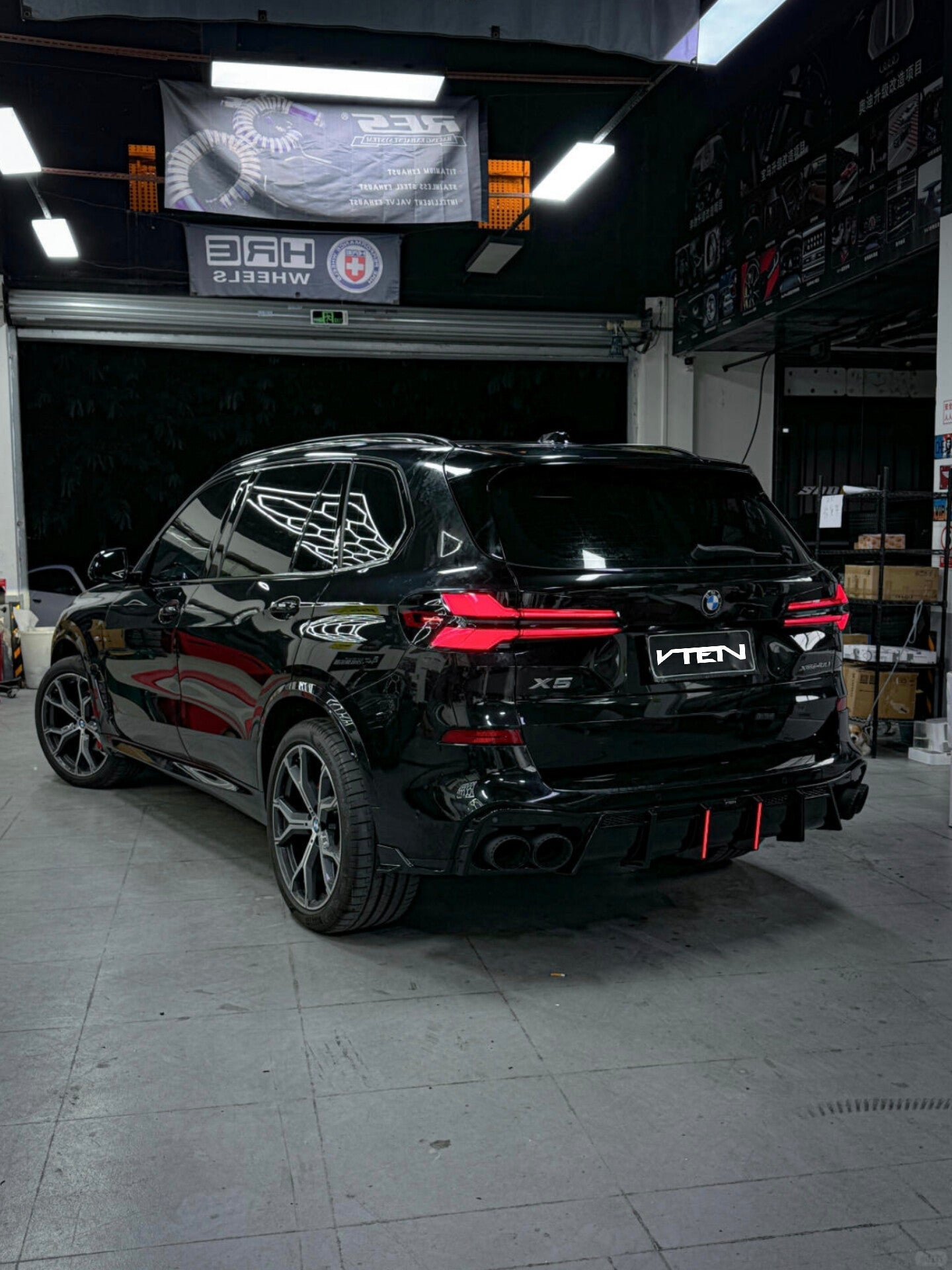 BMW X5 G05 LCI 2024+ PP GLOSS BLACK LED REAR DIFFUSER - VTEN EUROPE