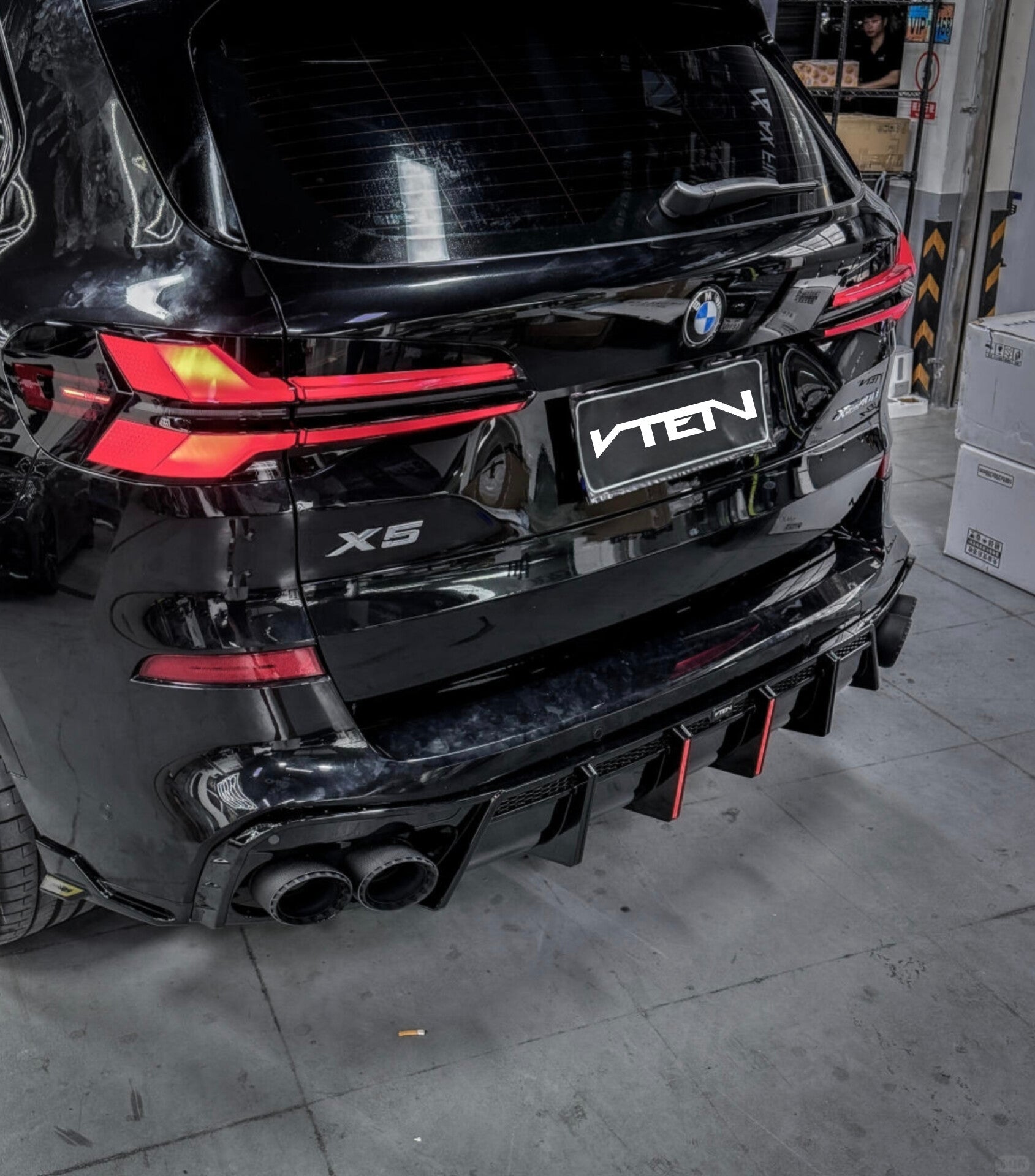 BMW X5 G05 LCI 2024+ PP GLOSS BLACK LED REAR DIFFUSER - VTEN EUROPE