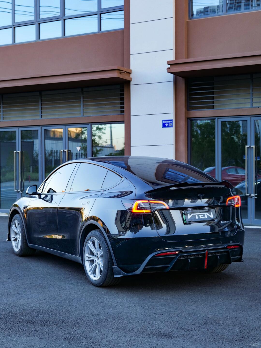 VTEN - TESLA MODEL Y GLOSS BLACK REAR SPOILER - VTEN EUROPE